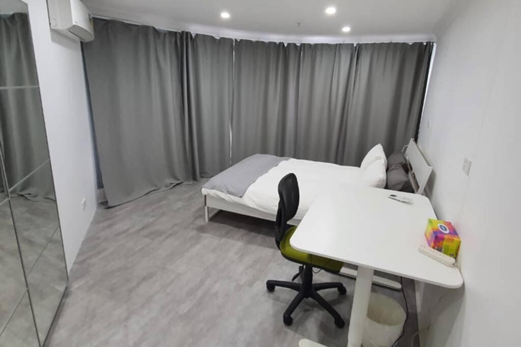 Dana-Spacious Private Room In Shared 2-Bedroom Apartment-1 캔버라 외부 사진