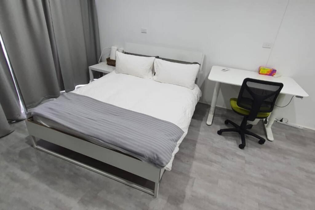 Dana-Spacious Private Room In Shared 2-Bedroom Apartment-1 캔버라 외부 사진