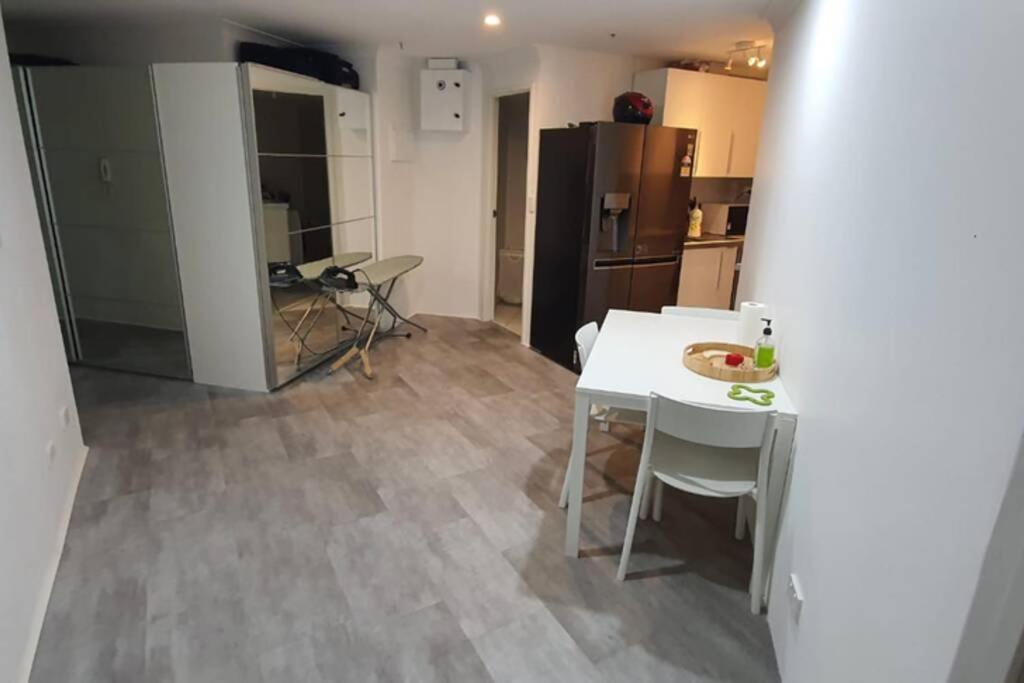 Dana-Spacious Private Room In Shared 2-Bedroom Apartment-1 캔버라 외부 사진
