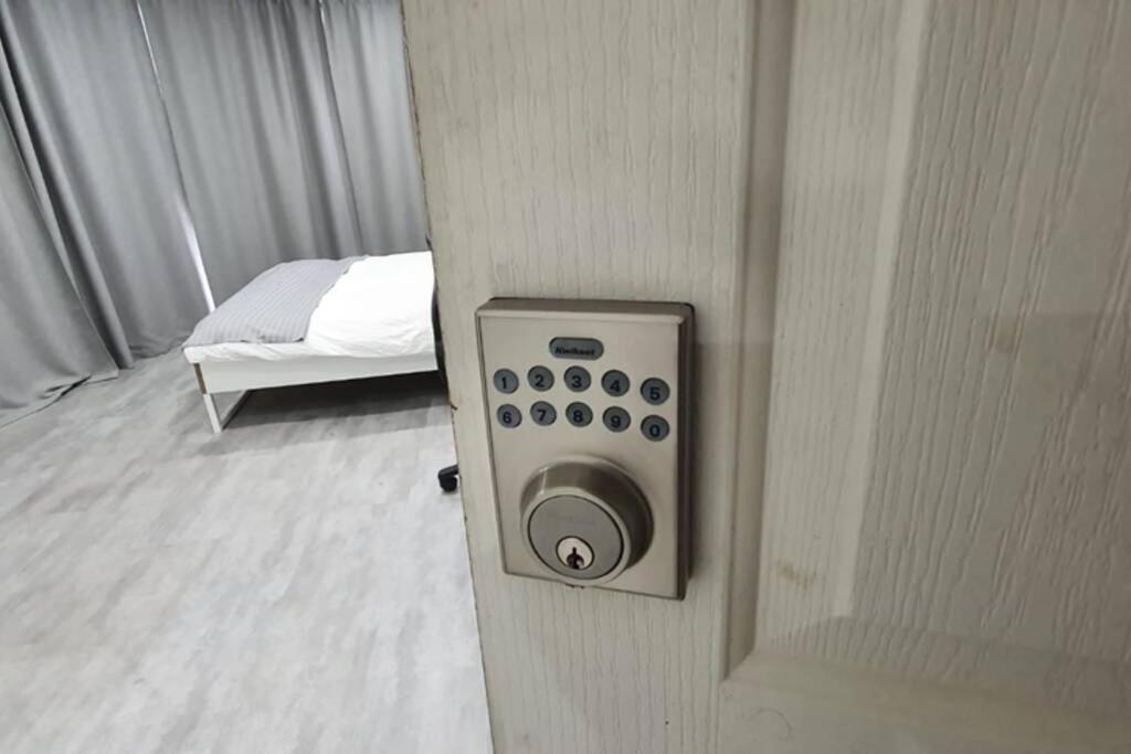 Dana-Spacious Private Room In Shared 2-Bedroom Apartment-1 캔버라 외부 사진