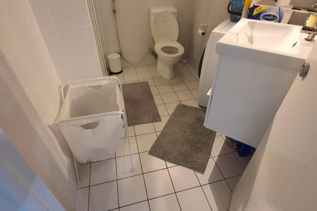 Dana-Spacious Private Room In Shared 2-Bedroom Apartment-1 캔버라 외부 사진