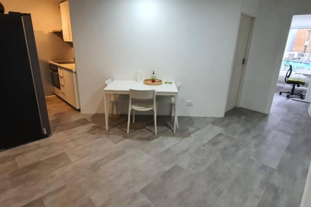 Dana-Spacious Private Room In Shared 2-Bedroom Apartment-1 캔버라 외부 사진