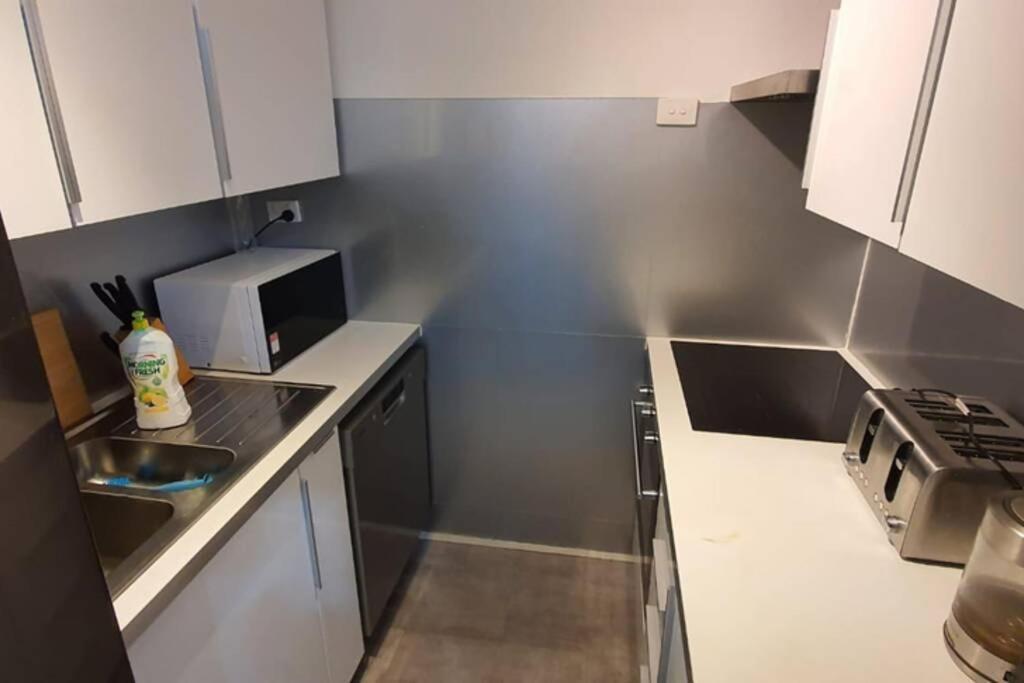 Dana-Spacious Private Room In Shared 2-Bedroom Apartment-1 캔버라 외부 사진